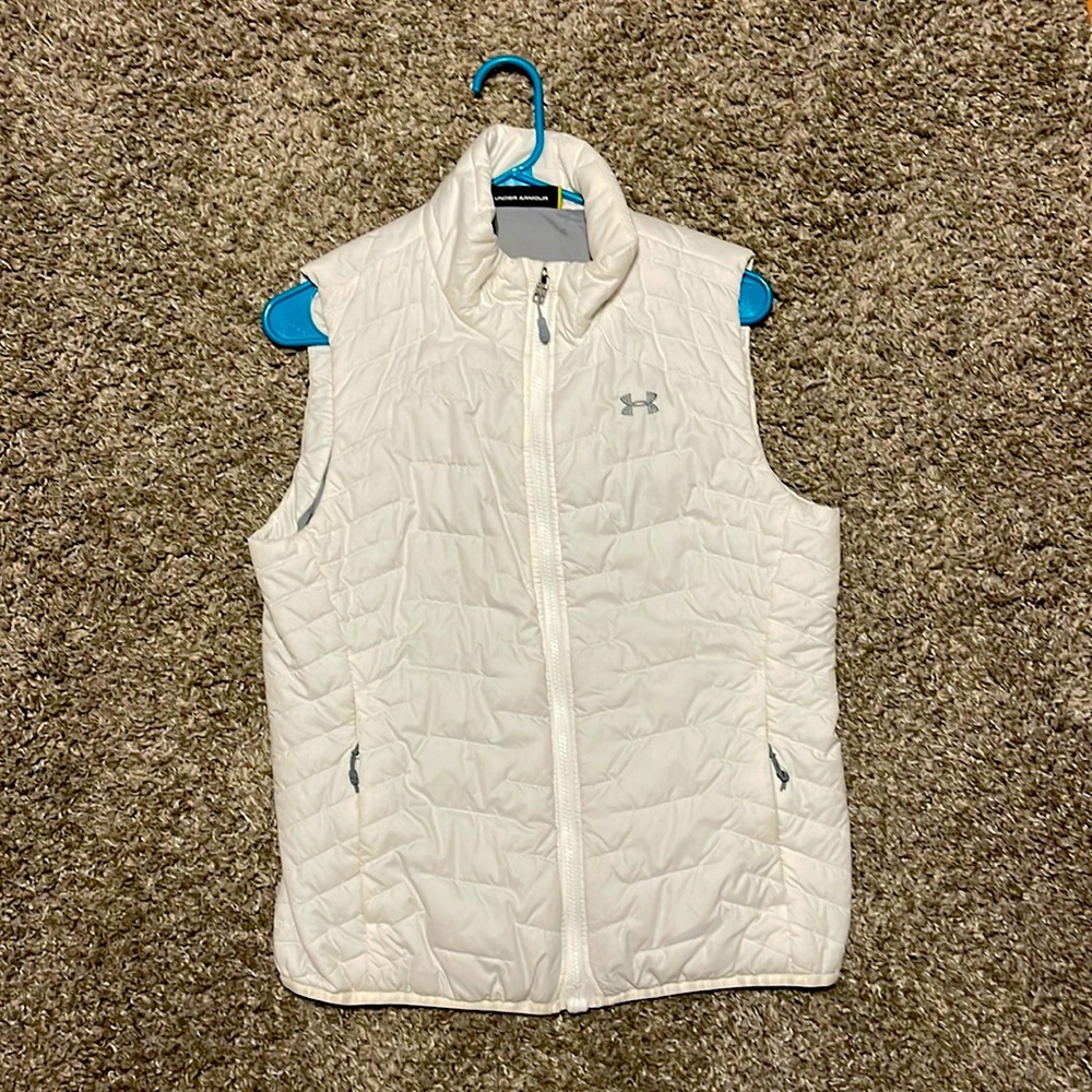 Under Armour, size M, never worn, good condition